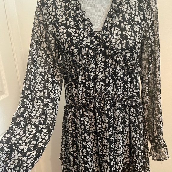 Express Black and White Floral Long Sleeve Dress. Size Small. - Picture 9 of 16